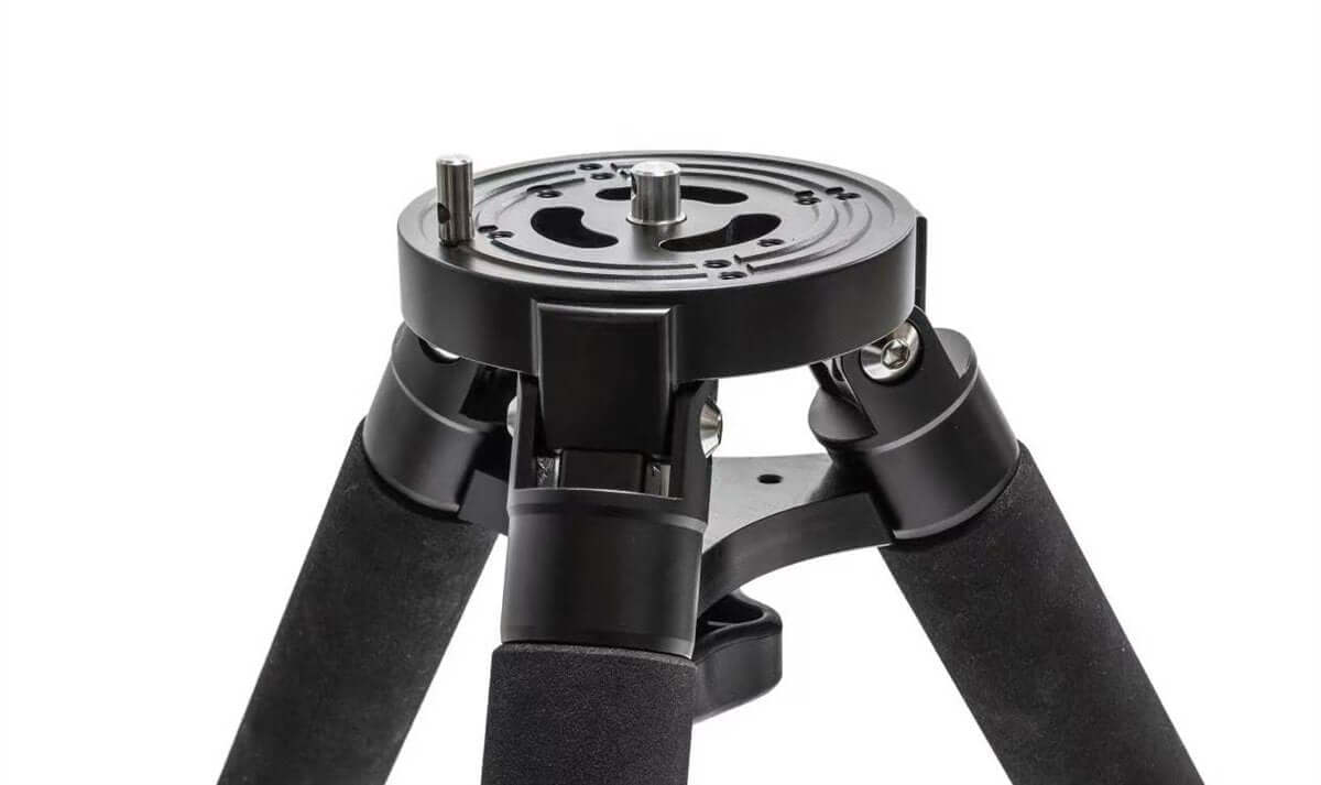 Treppiede in carbonio iOptron compatibile con montature HEM27, GEM45, CEM40, supporto robusto ma leggero per astroinseguitori.