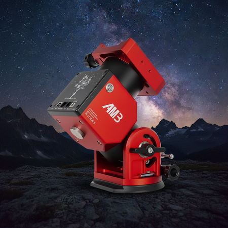 Montatura equatoriale ZWO AM3N Harmonic Drive rossa sotto un cielo stellato con la Via Lattea sopra le montagne
