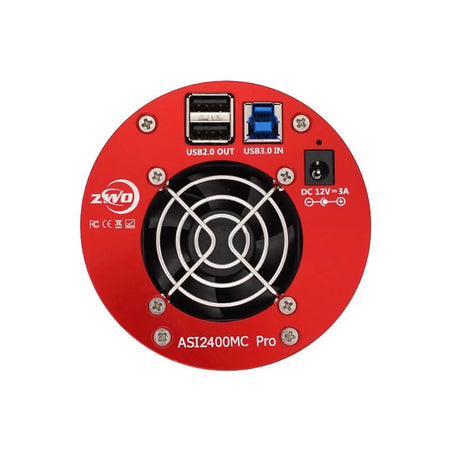 Fotocamera ZWO ASI2400MC Pro con raffreddamento Peltier e connessioni USB, ideale per astrofotografia a colori ad alta risoluzione.